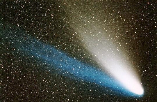 Comète à double queue bleue et blanche.
